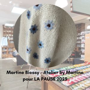 petites fleurs au point de plume, point de bouclette et point de graine avec de la laine Fine d’Aubussonavec la laine Fine d’Aubusson MARTINE BIESSY